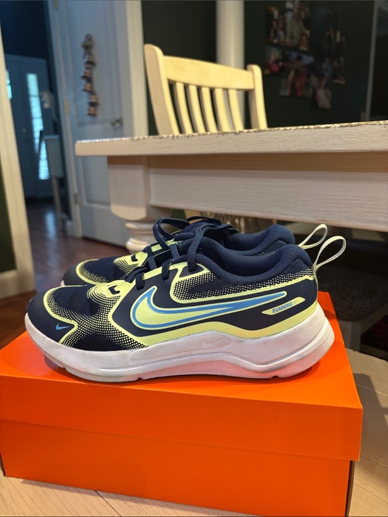 Other - GUC Nike Cosmic Runner Sneakers Size 4.5Y